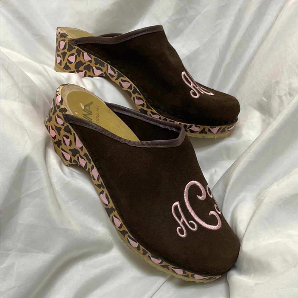 Swedish Clogs Inc. 💕 Anna Suede & Wood Clogs, “Always To Come” Pink Embroidery